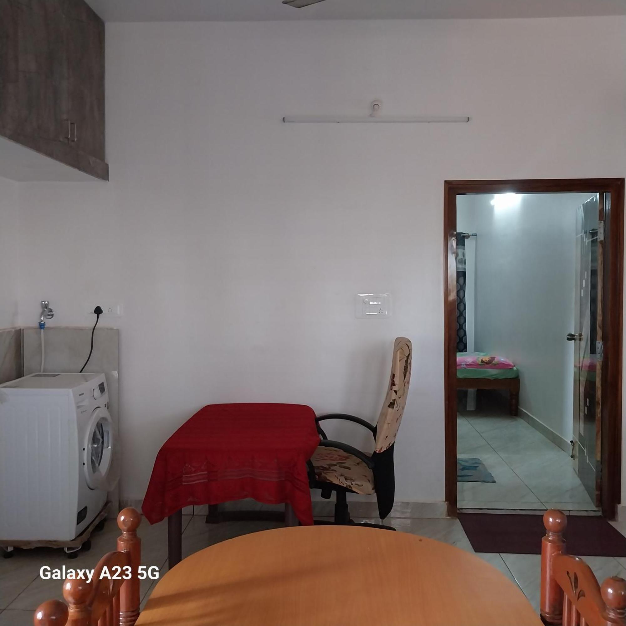 King Sized Bedroom & Kitchen for Decent Couples & Families Mysore Εξωτερικό φωτογραφία